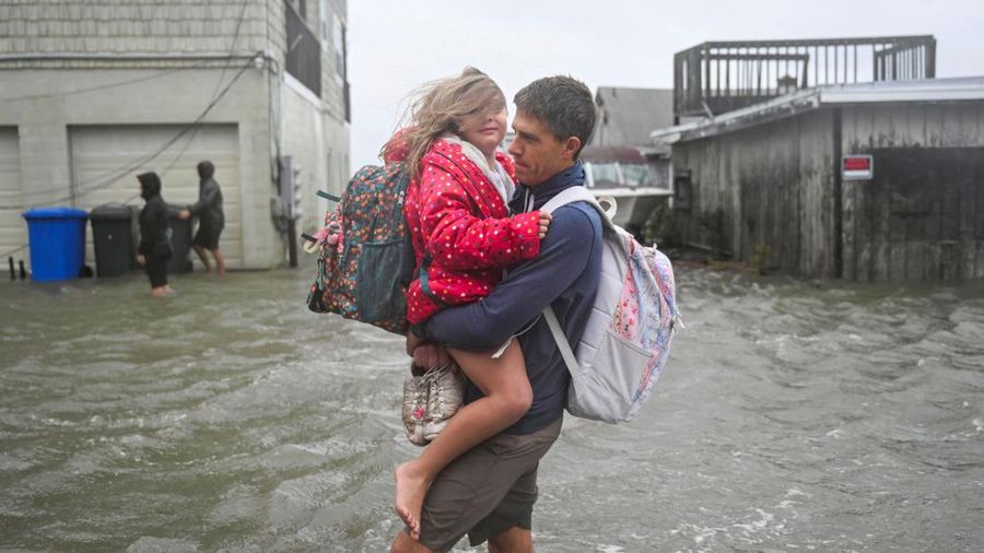Badai Noreaster yang terjadi di luar musim menerjang kawasan timur laut Amerika Serikat (AS) dengan membawa angin kencang, hujan deras, dan gelombang besar, Minggu (27/9/2026). (REUTERS/Vincent Alban)