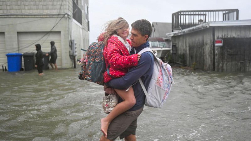 Badai Noreaster yang terjadi di luar musim menerjang kawasan timur laut Amerika Serikat (AS) dengan membawa angin kencang, hujan deras, dan gelombang besar, Minggu (27/9/2026). (REUTERS/Vincent Alban)