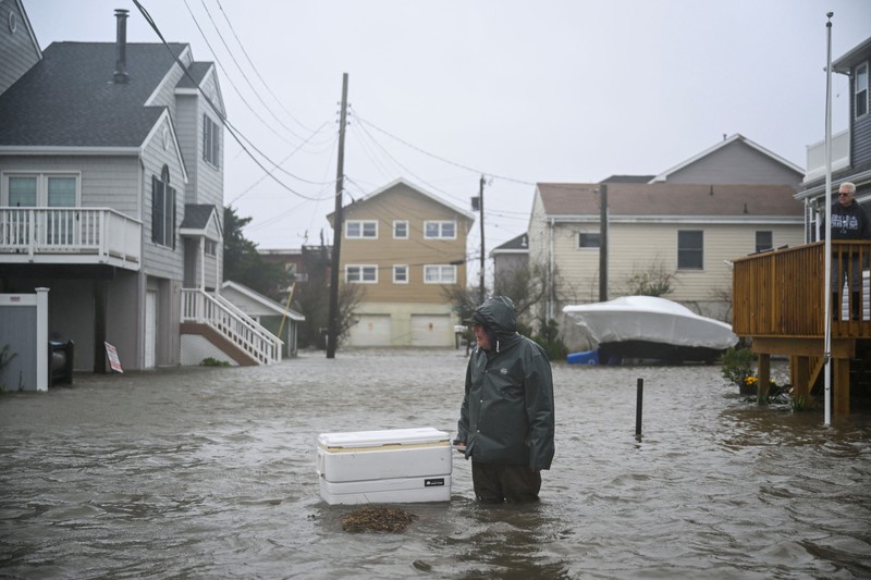 Badai Nor&rsquo;easter yang terjadi di luar musim menerjang kawasan timur laut Amerika Serikat (AS) dengan membawa angin kencang, hujan deras, dan gelombang besar, Minggu (27/9/2026). (REUTERS/Vincent Alban)