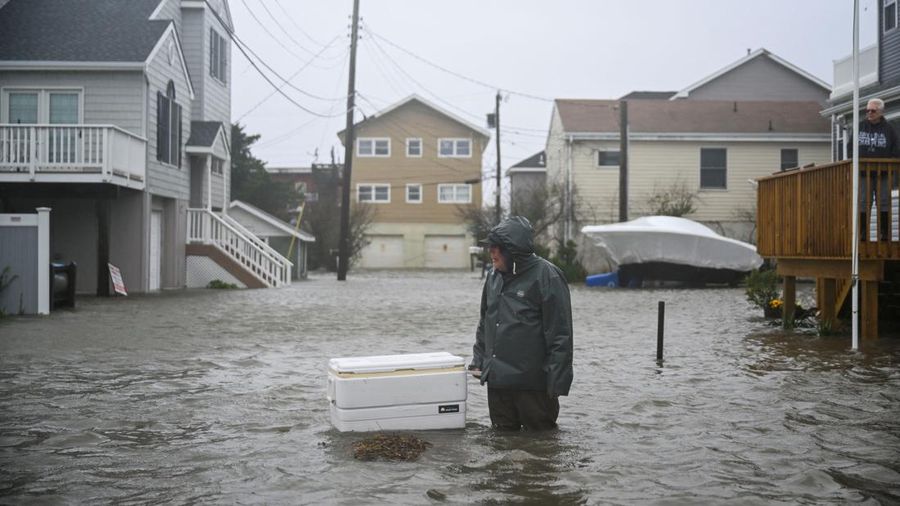 Badai Noreaster yang terjadi di luar musim menerjang kawasan timur laut Amerika Serikat (AS) dengan membawa angin kencang, hujan deras, dan gelombang besar, Minggu (27/9/2026). (REUTERS/Vincent Alban)