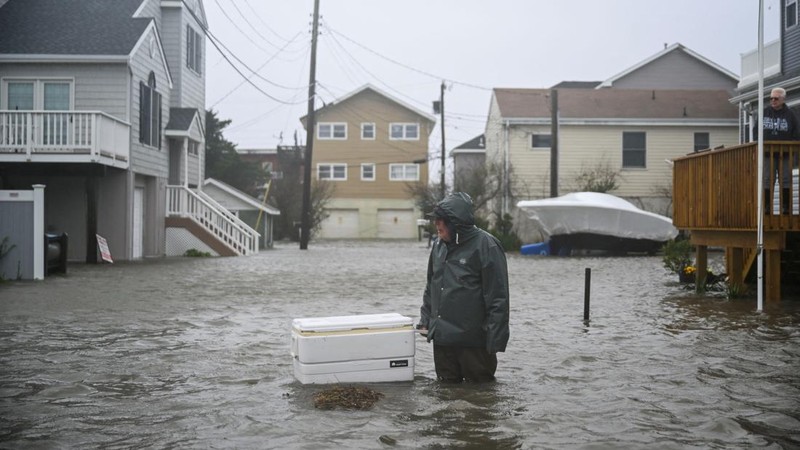 Badai Noreaster yang terjadi di luar musim menerjang kawasan timur laut Amerika Serikat (AS) dengan membawa angin kencang, hujan deras, dan gelombang besar, Minggu (27/9/2026). (REUTERS/Vincent Alban)