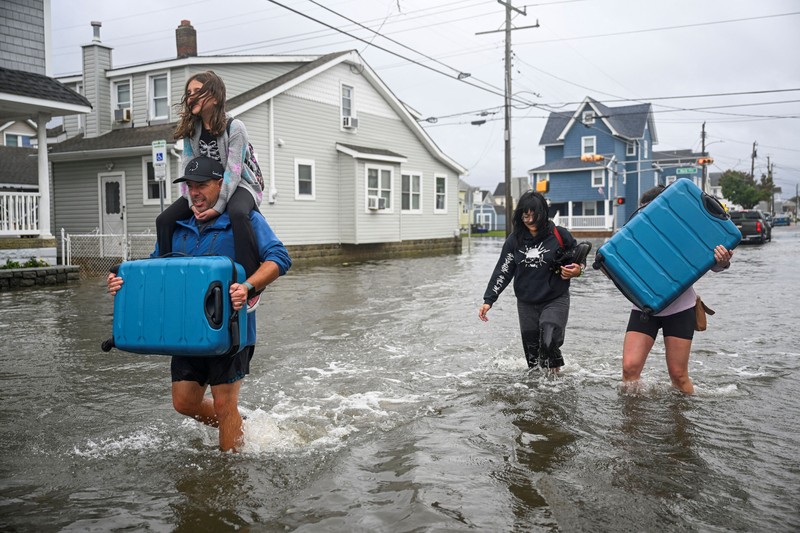 Badai Nor&rsquo;easter yang terjadi di luar musim menerjang kawasan timur laut Amerika Serikat (AS) dengan membawa angin kencang, hujan deras, dan gelombang besar, Minggu (27/9/2026). (REUTERS/Vincent Alban)