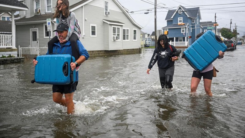 Badai Noreaster yang terjadi di luar musim menerjang kawasan timur laut Amerika Serikat (AS) dengan membawa angin kencang, hujan deras, dan gelombang besar, Minggu (27/9/2026). (REUTERS/Vincent Alban)