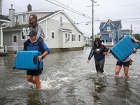 Badai Noreaster yang terjadi di luar musim menerjang kawasan timur laut Amerika Serikat (AS) dengan membawa angin kencang, hujan deras, dan gelombang besar, Minggu (27/9/2026). (REUTERS/Vincent Alban)