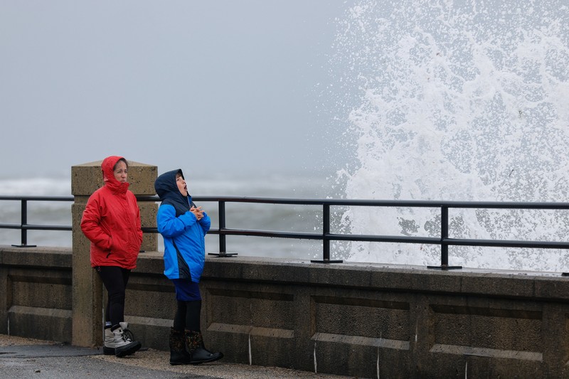 Badai Nor&rsquo;easter yang terjadi di luar musim menerjang kawasan timur laut Amerika Serikat (AS) dengan membawa angin kencang, hujan deras, dan gelombang besar, Minggu (27/9/2026). (REUTERS/Vincent Alban)