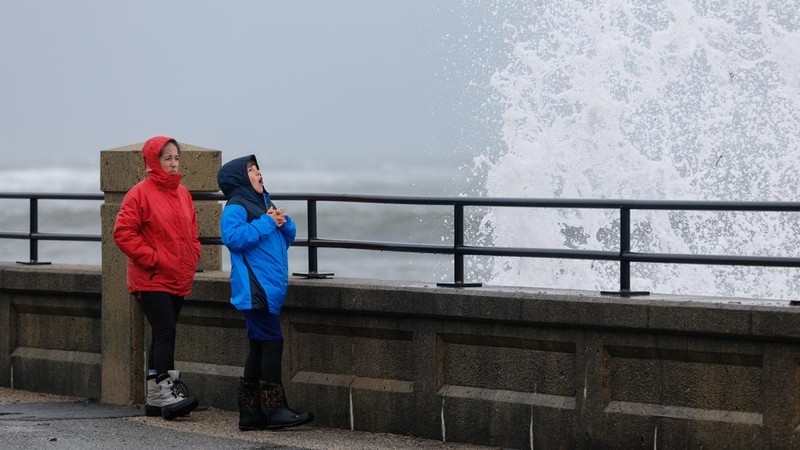 Badai Noreaster yang terjadi di luar musim menerjang kawasan timur laut Amerika Serikat (AS) dengan membawa angin kencang, hujan deras, dan gelombang besar, Minggu (27/9/2026). (REUTERS/CJ Gunther)