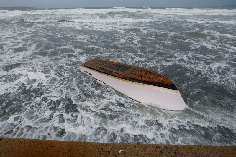 Badai Nor&rsquo;easter yang terjadi di luar musim menerjang kawasan timur laut Amerika Serikat (AS) dengan membawa angin kencang, hujan deras, dan gelombang besar, Minggu (27/9/2026). (REUTERS/Vincent Alban)