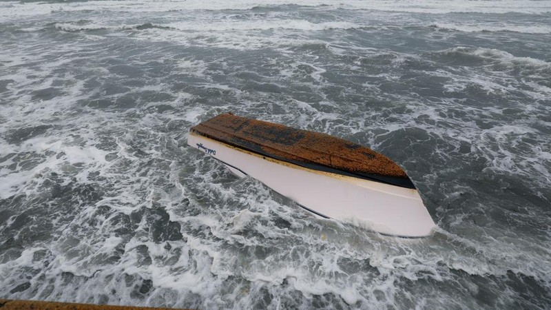 Badai Noreaster yang terjadi di luar musim menerjang kawasan timur laut Amerika Serikat (AS) dengan membawa angin kencang, hujan deras, dan gelombang besar, Minggu (27/9/2026). (REUTERS/CJ Gunther)