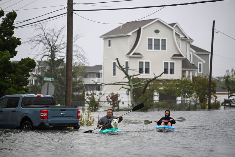 Badai Nor&rsquo;easter yang terjadi di luar musim menerjang kawasan timur laut Amerika Serikat (AS) dengan membawa angin kencang, hujan deras, dan gelombang besar, Minggu (27/9/2026). (REUTERS/Vincent Alban)