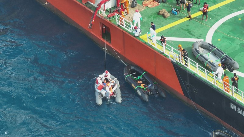 Tim Selam Gabungan yang terdiri dari Badan Nasional Pencarian dan Pertolongan (Basarnas), TNI Angkatan Laut (TNI AL), dan Potensi SAR kembali berhasil menemukan dan mengevakuasi lima korban dalam Operasi SAR kecelakaan KM Virgo Transport 8 di perairan Laut Jawa, Senin (28/9/2026). (Dok Basarnas)