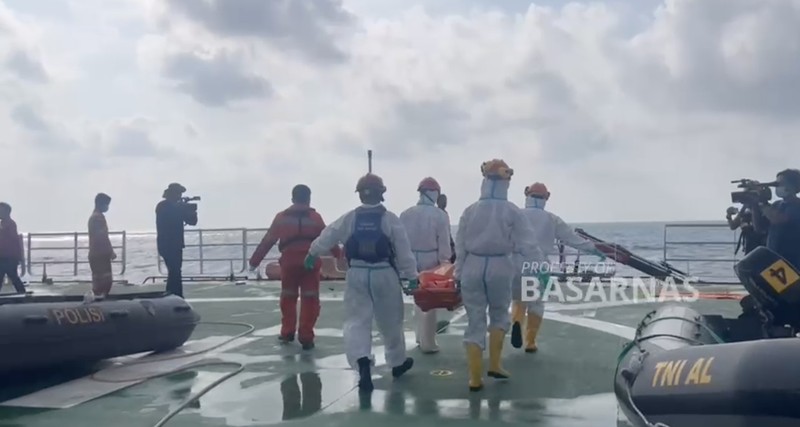 Tim Selam Gabungan yang terdiri dari Badan Nasional Pencarian dan Pertolongan (Basarnas), TNI Angkatan Laut (TNI AL), dan Potensi SAR kembali berhasil menemukan dan mengevakuasi lima korban dalam Operasi SAR kecelakaan KM Virgo Transport 8 di perairan Laut Jawa, Senin (28/9/2026). (Dok Basarnas)