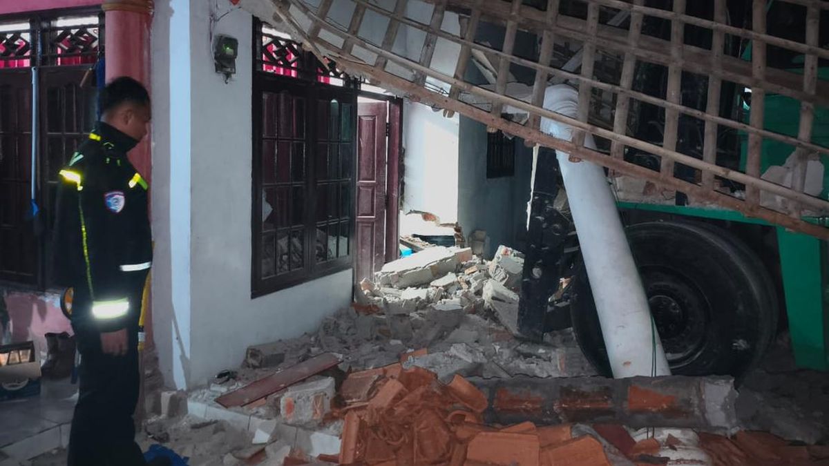 Forklift 15 Ton Tabrak Rumah Warga hingga Rusak di Tangerang — NadiKabar.com