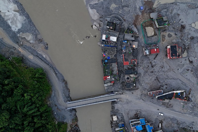 Hujan deras yang disertai badai memicu banjir dan longsor di India dan Nepal, Minggu (27/9/2026). Sedikitnya 56 orang tewas di India, sementara 14 lainnya meninggal dunia di Nepal dan 11 orang masih dinyatakan hilang. (Reuters TV)