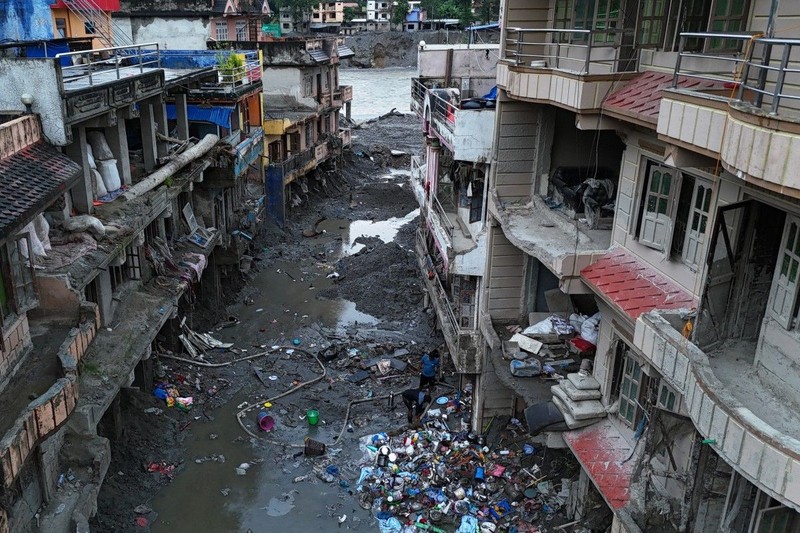Hujan deras yang disertai badai memicu banjir dan longsor di India dan Nepal, Minggu (27/9/2026). Sedikitnya 56 orang tewas di India, sementara 14 lainnya meninggal dunia di Nepal dan 11 orang masih dinyatakan hilang. (Reuters TV)