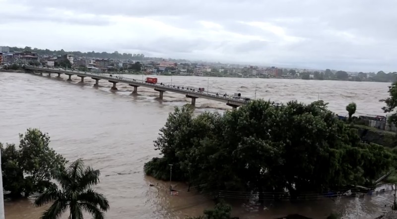 Hujan deras yang disertai badai memicu banjir dan longsor di India dan Nepal, Minggu (27/9/2026). Sedikitnya 56 orang tewas di India, sementara 14 lainnya meninggal dunia di Nepal dan 11 orang masih dinyatakan hilang. (Reuters TV)