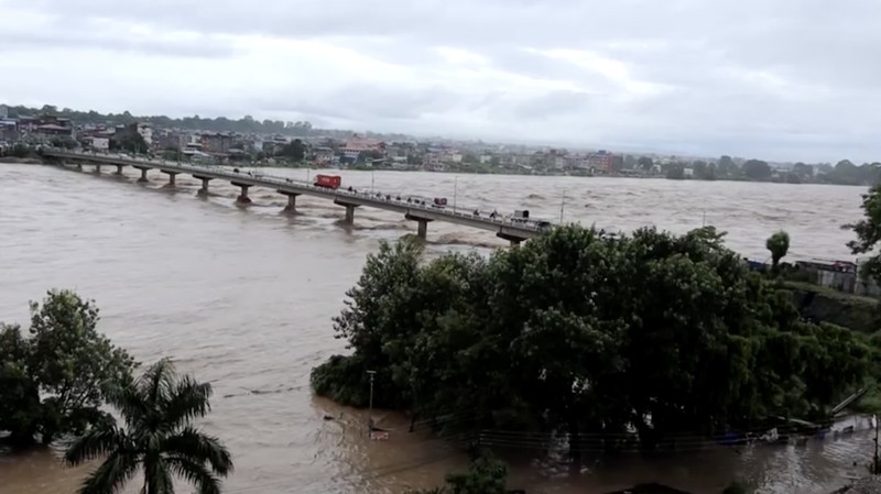 Hujan deras yang disertai badai memicu banjir dan longsor di India dan Nepal, Minggu (27/9/2026). Sedikitnya 56 orang tewas di India, sementara 14 lainnya meninggal dunia di Nepal dan 11 orang masih dinyatakan hilang. (Reuters TV)