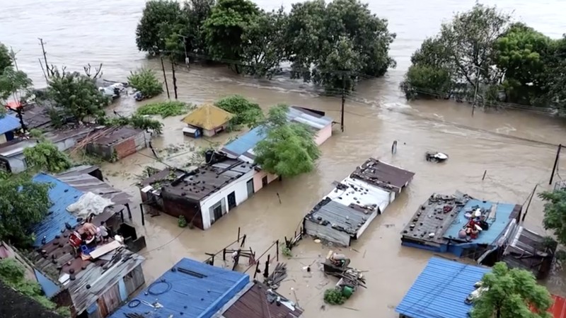 Hujan deras yang disertai badai memicu banjir dan longsor di India dan Nepal, Minggu (27/9/2026). Sedikitnya 56 orang tewas di India, sementara 14 lainnya meninggal dunia di Nepal dan 11 orang masih dinyatakan hilang. (Reuters TV)