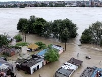Hujan deras yang disertai badai memicu banjir dan longsor di India dan Nepal, Minggu (27/9/2026). Sedikitnya 56 orang tewas di India, sementara 14 lainnya meninggal dunia di Nepal dan 11 orang masih dinyatakan hilang. (Reuters TV)