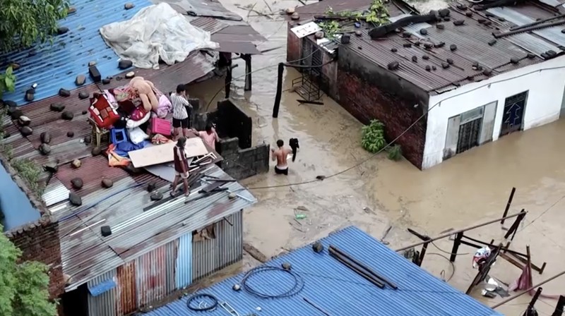Hujan deras yang disertai badai memicu banjir dan longsor di India dan Nepal, Minggu (27/9/2026). Sedikitnya 56 orang tewas di India, sementara 14 lainnya meninggal dunia di Nepal dan 11 orang masih dinyatakan hilang. (Reuters TV)