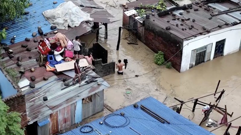 Hujan deras yang disertai badai memicu banjir dan longsor di India dan Nepal, Minggu (27/9/2026). Sedikitnya 56 orang tewas di India, sementara 14 lainnya meninggal dunia di Nepal dan 11 orang masih dinyatakan hilang. (Reuters TV)
