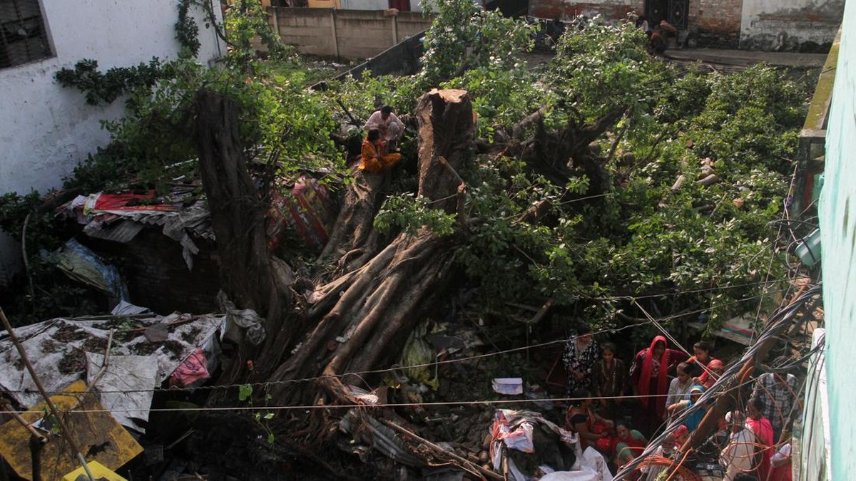 Hujan Deras Disertai Badai Picu Banjir Bandang, Sedikitnya 70 Tewas