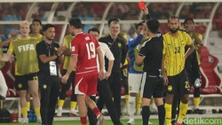 Thom Haye Kena Kartu Merah, Warganet Ramai Bilang Layak