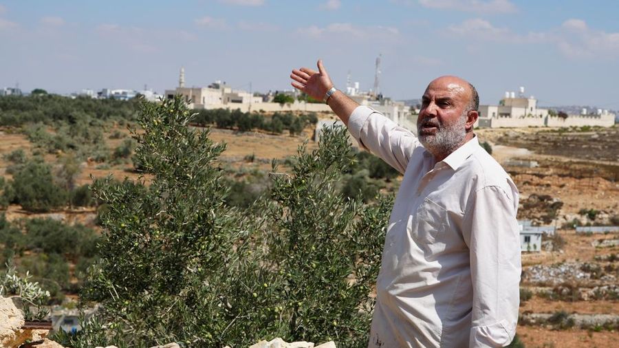 Jelang panen buah zaitun Oktober mendatang, buldoser militer Israel secara tiba-tiba meratakan sekitar 31 ribu meter persegi lahan milik petani Palestina, Kamis (24/9/2026). (REUTERS/Ali Sawafta)