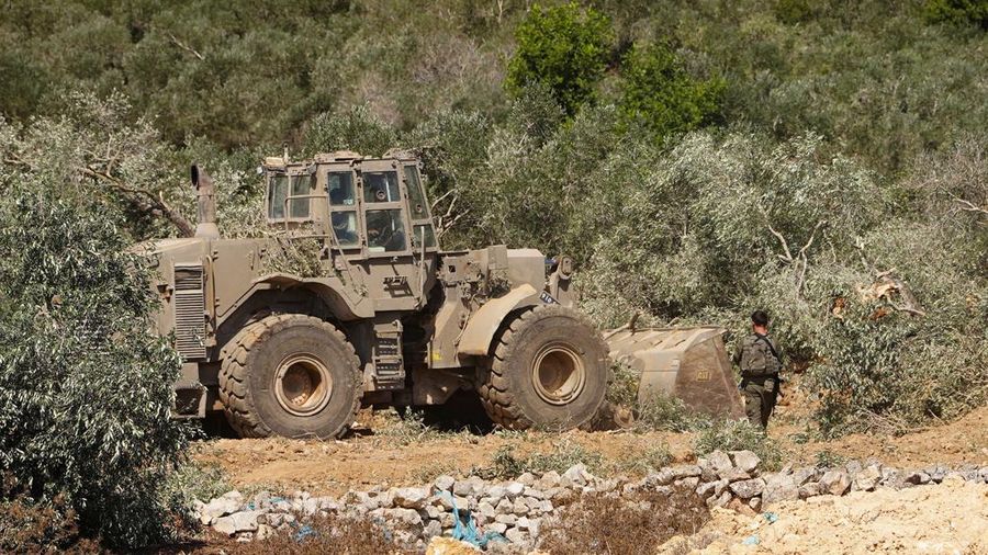Jelang panen buah zaitun Oktober mendatang, buldoser militer Israel secara tiba-tiba meratakan sekitar 31 ribu meter persegi lahan milik petani Palestina, Kamis (24/9/2026). (REUTERS/Ali Sawafta)