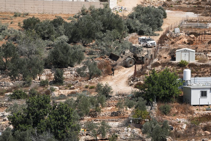 Jelang panen buah zaitun Oktober mendatang, buldoser militer Israel secara tiba-tiba meratakan sekitar 31 ribu meter persegi lahan milik petani Palestina, Kamis (24/9/2026). (REUTERS/Ali Sawafta)