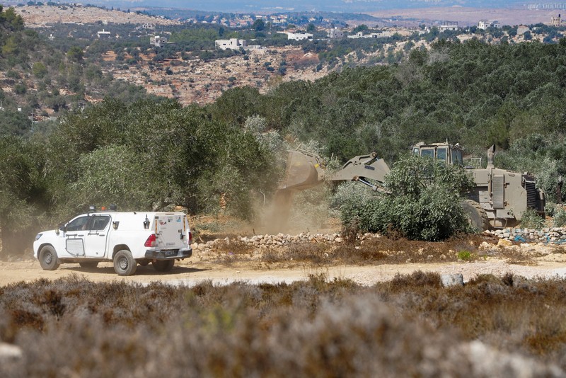 Jelang panen buah zaitun Oktober mendatang, buldoser militer Israel secara tiba-tiba meratakan sekitar 31 ribu meter persegi lahan milik petani Palestina, Kamis (24/9/2026). (REUTERS/Ali Sawafta)