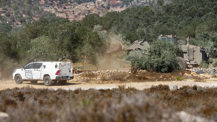 Jelang panen buah zaitun Oktober mendatang, buldoser militer Israel secara tiba-tiba meratakan sekitar 31 ribu meter persegi lahan milik petani Palestina, Kamis (24/9/2026). (REUTERS/Ali Sawafta)