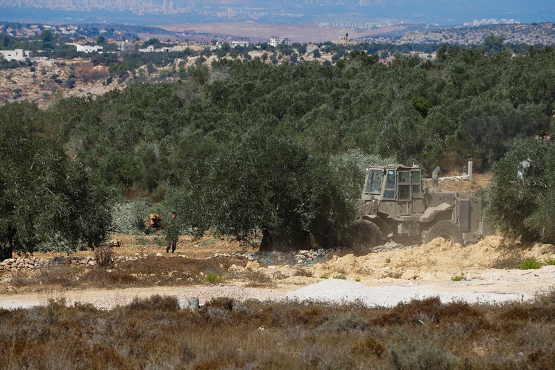Jelang panen buah zaitun Oktober mendatang, buldoser militer Israel secara tiba-tiba meratakan sekitar 31 ribu meter persegi lahan milik petani Palestina, Kamis (24/9/2026). (REUTERS/Ali Sawafta)