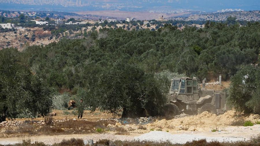 Jelang panen buah zaitun Oktober mendatang, buldoser militer Israel secara tiba-tiba meratakan sekitar 31 ribu meter persegi lahan milik petani Palestina, Kamis (24/9/2026). (REUTERS/Ali Sawafta)
