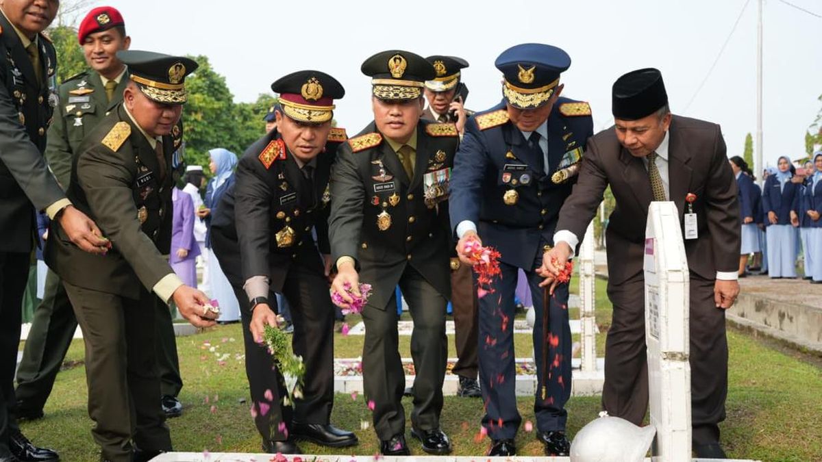 Peringati HUT ke-81 TNI, Pangdam XIX/Tuanku Tambusai-Kapolda Riau Ziarah TMP — NadiKabar.com