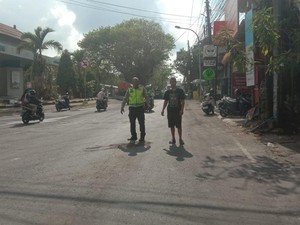 Gagal Nyalip, Pemotor Tewas Terlindas Truk di Jalan Kampus Unud Jimbaran