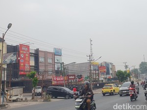 Kabut Asap Pekat Kembali Selimuti Palembang pada Pagi Hari
