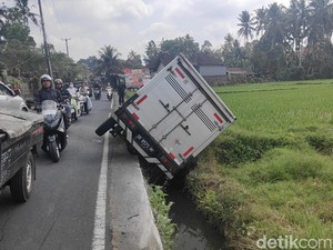 Ngantuk Berat, Mobil Boks Angkut Sayur Tabrak Motor hingga Terpental di Badung