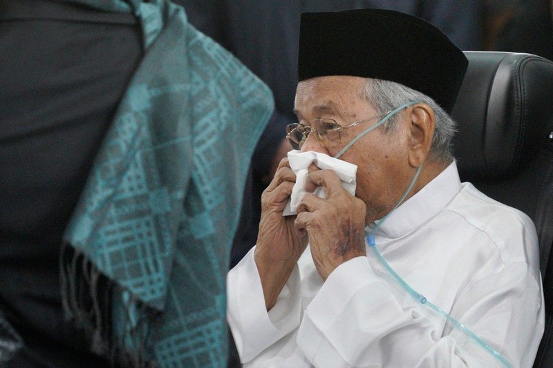 Former Malaysian prime minister Mahathir Mohamad looks at the casket of his wife, Siti Hasmah Mohamad Ali, during her funeral ceremony at As Syarif Mosque in Kuala Lumpur on September 28, 2026. Hasmah, the wife of Malaysia's longest serving two-time prime minister Mahathir Mohamad, passed away September 28, 2026 aged 100. (Photo by Najjua Zulkefli / AFP)