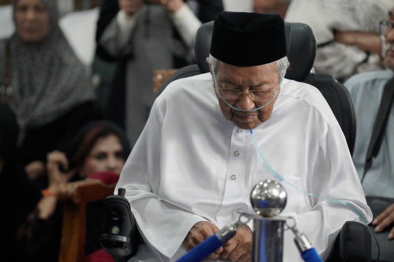 Former Malaysian prime minister Mahathir Mohamad looks at the casket of his wife, Siti Hasmah Mohamad Ali, during her funeral ceremony at As Syarif Mosque in Kuala Lumpur on September 28, 2026. Hasmah, the wife of Malaysia's longest serving two-time prime minister Mahathir Mohamad, passed away September 28, 2026 aged 100. (Photo by Najjua Zulkefli / AFP)