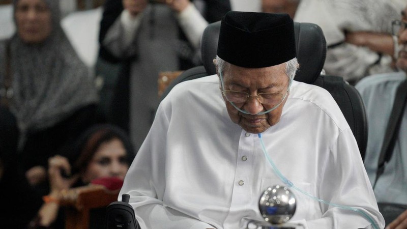 Former Malaysian prime minister Mahathir Mohamad looks at the casket of his wife, Siti Hasmah Mohamad Ali, during her funeral ceremony at As Syarif Mosque in Kuala Lumpur on September 28, 2026. Hasmah, the wife of Malaysia's longest serving two-time
