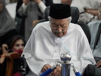 Former Malaysian prime minister Mahathir Mohamad looks at the casket of his wife, Siti Hasmah Mohamad Ali, during her funeral ceremony at As Syarif Mosque in Kuala Lumpur on September 28, 2026. Hasmah, the wife of Malaysia's longest serving two-time