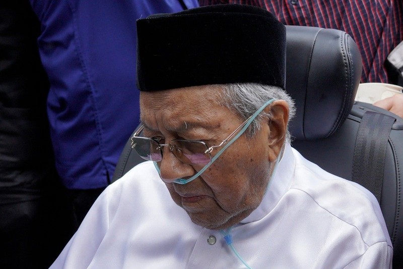 Former Malaysian prime minister Mahathir Mohamad looks at the casket of his wife, Siti Hasmah Mohamad Ali, during her funeral ceremony at As Syarif Mosque in Kuala Lumpur on September 28, 2026. Hasmah, the wife of Malaysia's longest serving two-time prime minister Mahathir Mohamad, passed away September 28, 2026 aged 100. (Photo by Najjua Zulkefli / AFP)