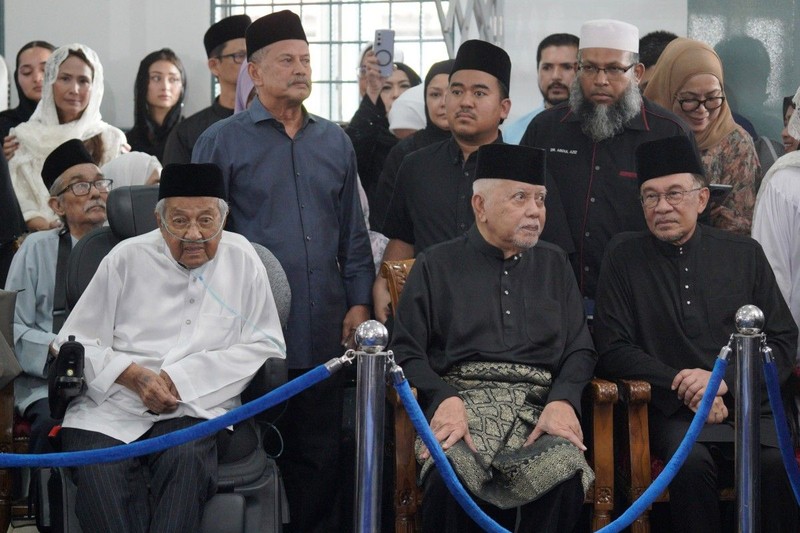Former Malaysian prime minister Mahathir Mohamad looks at the casket of his wife, Siti Hasmah Mohamad Ali, during her funeral ceremony at As Syarif Mosque in Kuala Lumpur on September 28, 2026. Hasmah, the wife of Malaysia's longest serving two-time prime minister Mahathir Mohamad, passed away September 28, 2026 aged 100. (Photo by Najjua Zulkefli / AFP)