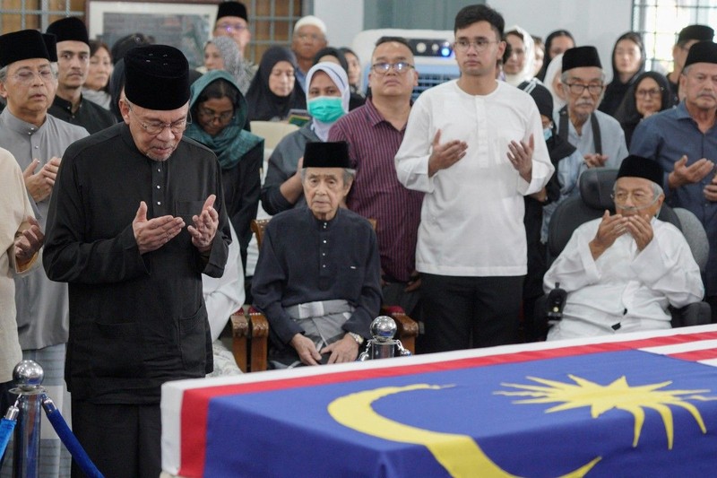 Former Malaysian prime minister Mahathir Mohamad looks at the casket of his wife, Siti Hasmah Mohamad Ali, during her funeral ceremony at As Syarif Mosque in Kuala Lumpur on September 28, 2026. Hasmah, the wife of Malaysia's longest serving two-time prime minister Mahathir Mohamad, passed away September 28, 2026 aged 100. (Photo by Najjua Zulkefli / AFP)