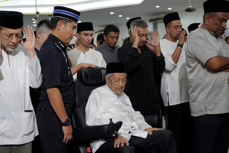 Former Malaysian prime minister Mahathir Mohamad looks at the casket of his wife, Siti Hasmah Mohamad Ali, during her funeral ceremony at As Syarif Mosque in Kuala Lumpur on September 28, 2026. Hasmah, the wife of Malaysia's longest serving two-time prime minister Mahathir Mohamad, passed away September 28, 2026 aged 100. (Photo by Najjua Zulkefli / AFP)