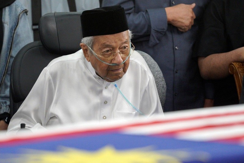 Former Malaysian prime minister Mahathir Mohamad looks at the casket of his wife, Siti Hasmah Mohamad Ali, during her funeral ceremony at As Syarif Mosque in Kuala Lumpur on September 28, 2026. Hasmah, the wife of Malaysia's longest serving two-time prime minister Mahathir Mohamad, passed away September 28, 2026 aged 100. (Photo by Najjua Zulkefli / AFP)