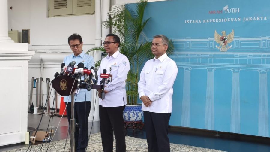 Menteri Kesehatan Budi Gunadi Sadikin (BGS) (kiri) memberi keterangan pers usai rapat terbatas, di Istana Negara, Senin (28/9/2026).  (CNBC Indonesia/Emir Yanwardhana)