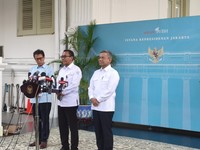 Menteri Kesehatan Budi Gunadi Sadikin (BGS) (kiri) memberi keterangan pers usai rapat terbatas, di Istana Negara, Senin (28/9/2026).  (CNBC Indonesia/Emir Yanwardhana)