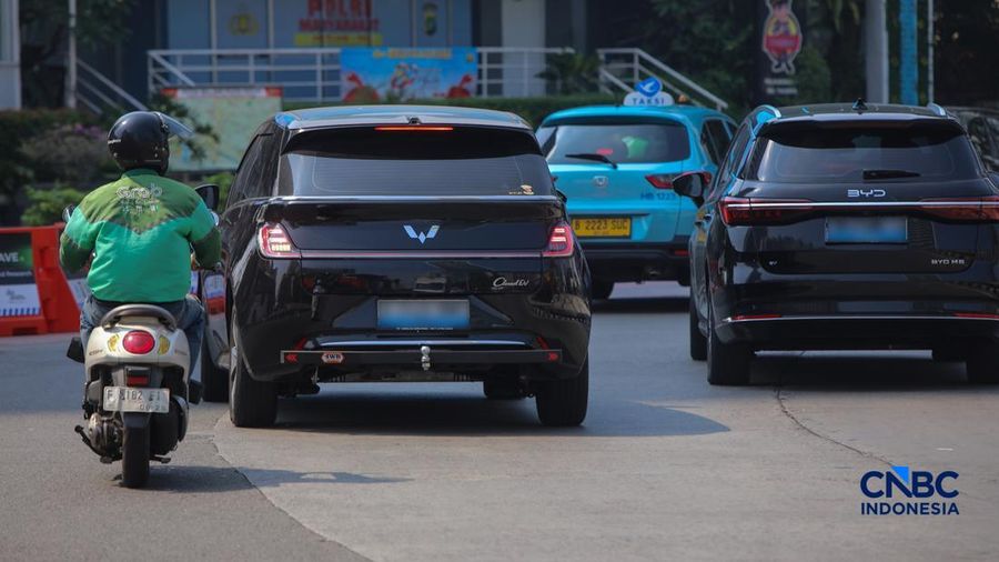 Mobil listrik melintasi ruas Jalan M.H Thamrin di Jakarta, Kamis (16/7/2026). (CNBC Indonesia/Faisal Rahman)