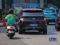 Mobil listrik melintasi ruas Jalan M.H Thamrin di Jakarta, Kamis (16/7/2026). (CNBC Indonesia/Faisal Rahman)